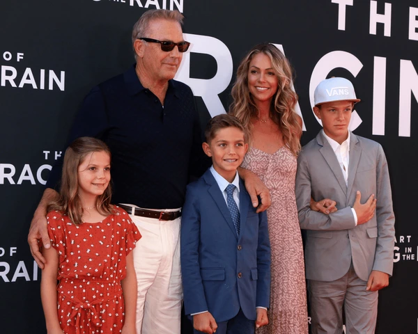 Cayden Wyatt Costner begann schon in jungen Jahren mit dem Modeln und hatte bereits sein Debüt auf dem roten Teppich – Mehr über Kevin Costners Sohn cayden wyatt costner